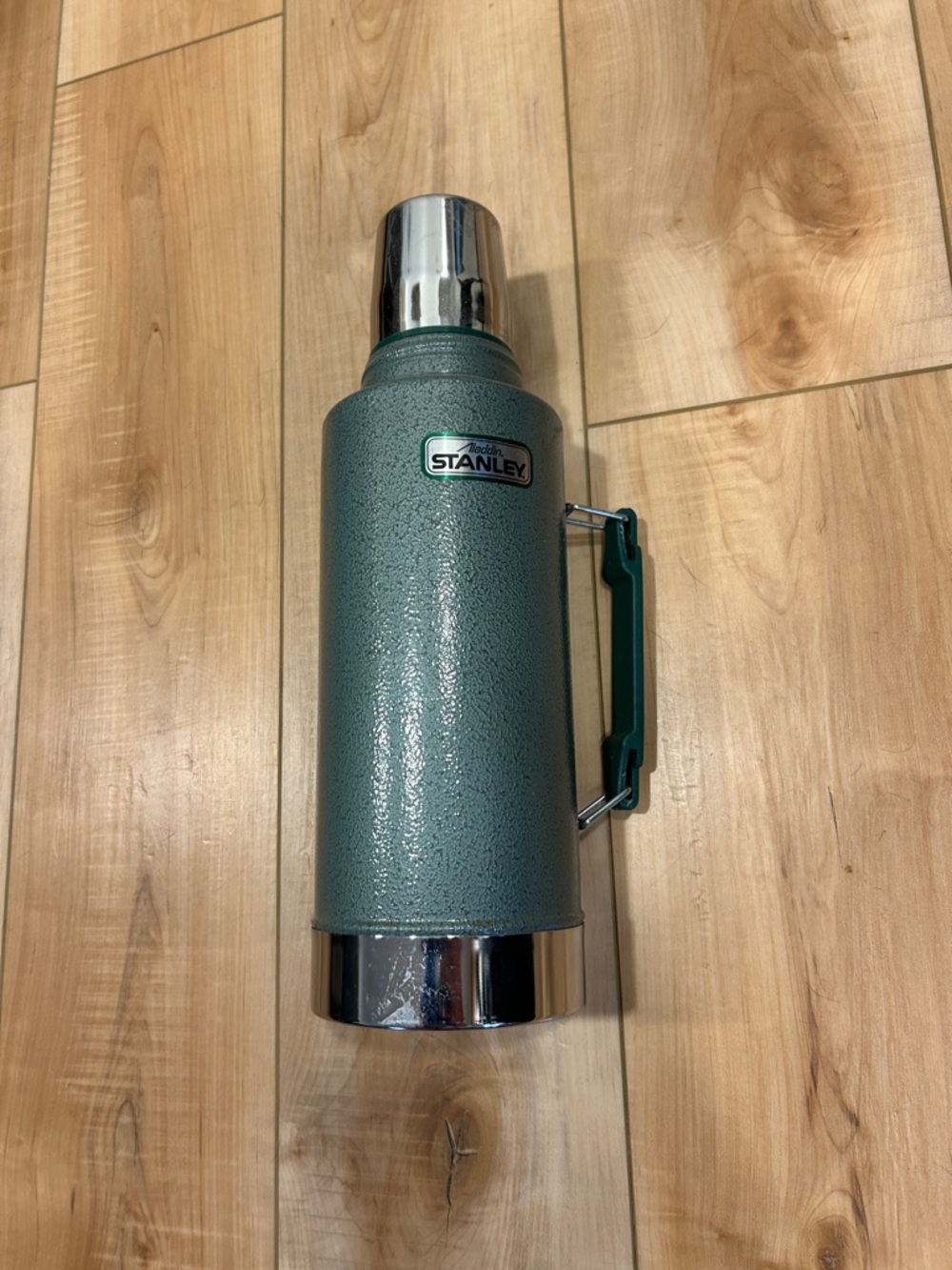 Stanley Green Classic Vacuum Bottle with Handle